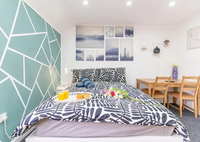 Stylish Studio In Moseley Village